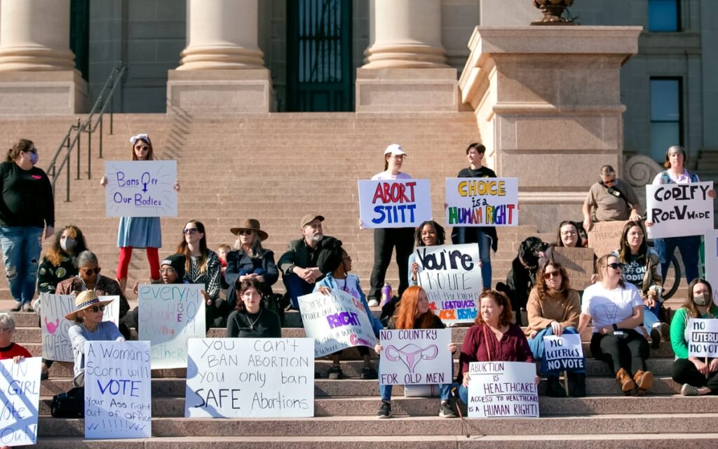 Gobernador de Oklahoma firma ley que prohíbe abortos después de las seis semanas de gestación