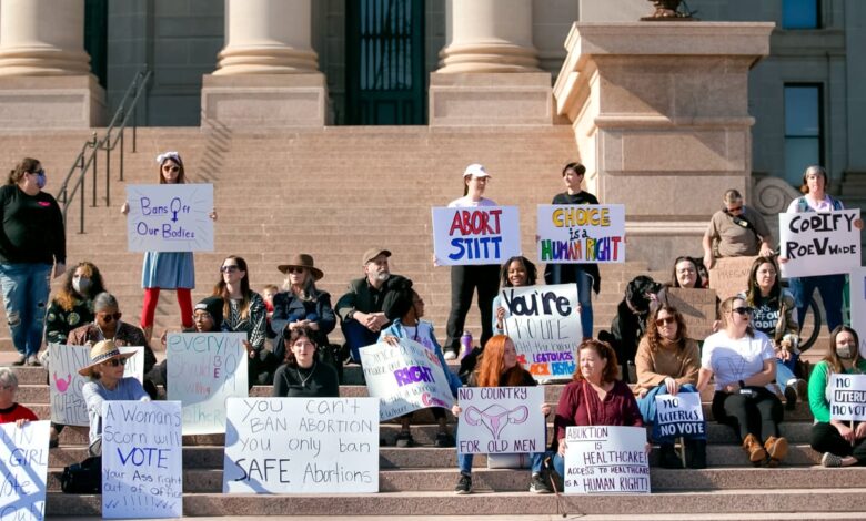 Gobernador de Oklahoma firma ley que prohíbe abortos después de las seis semanas de gestación