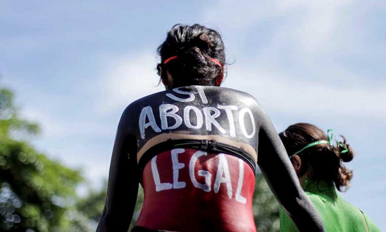 Gobierno español planea reformar ley de aborto; menores de 16 y 17 años podrán decidir sin permiso de padres