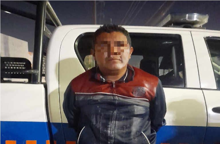 Golpeó a su propia pareja, fue detenido por la policía, en San Juan del Río