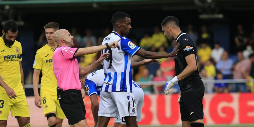 González Fuertes pita penalti contra la Real y luego se retracta