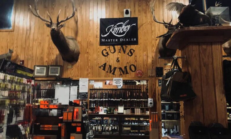 Hamburguesas, bañadores y fusiles de asalto: así es la tienda donde compró sus armas el asesino de Texas