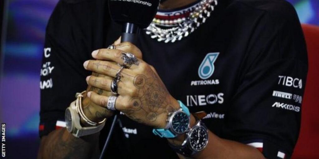 Hamilton, pulso a la F1: ¿No a las joyas? Así se presentó en rueda de prensa