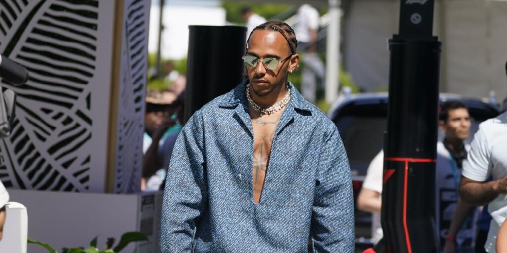 Hamilton vacila a la FIA y no se quitará las joyas: "Me pondré cuatro relojes"