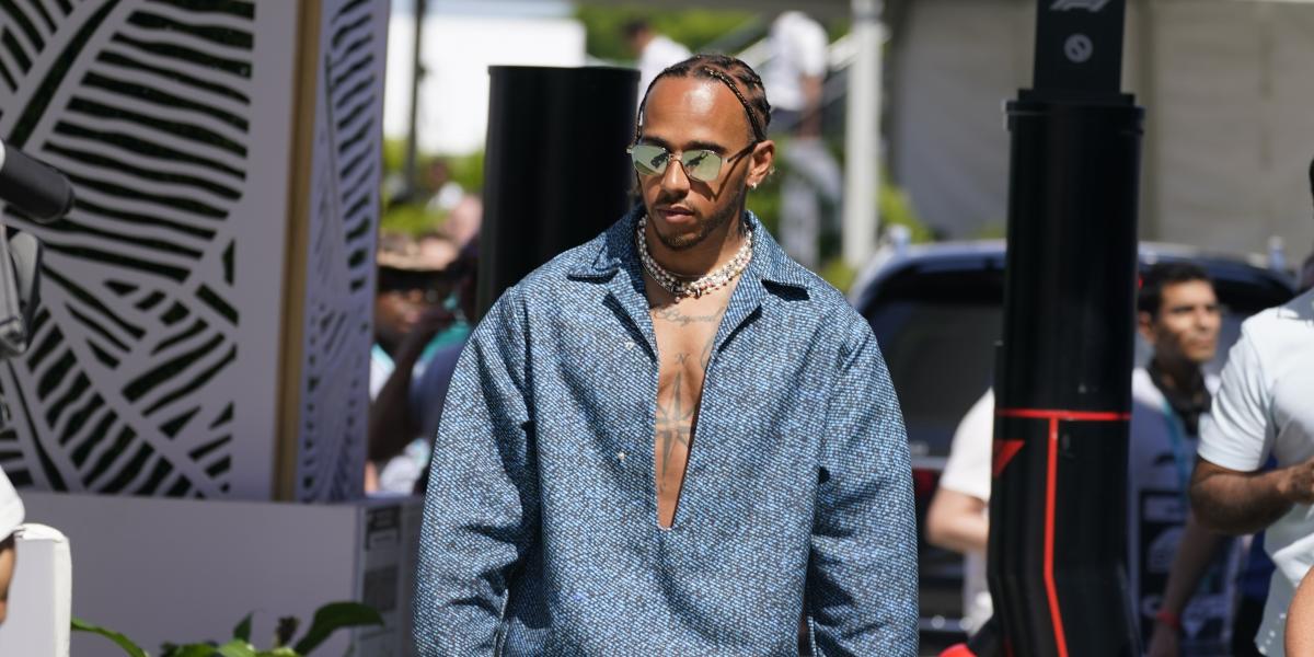 Hamilton vacila a la FIA y no se quitará las joyas: "Me pondré cuatro relojes"