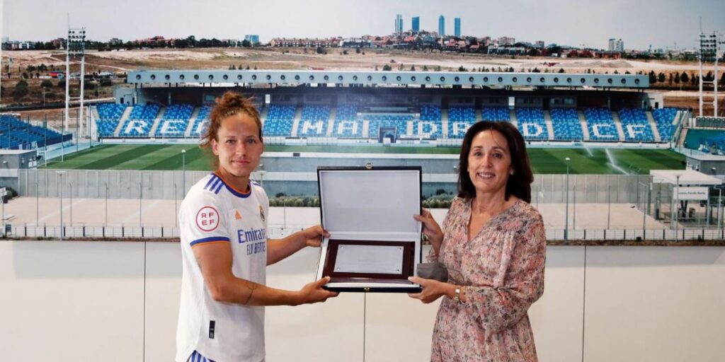 Homenaje del Real Madrid a Babett Peter en su despedida del fútbol profesional