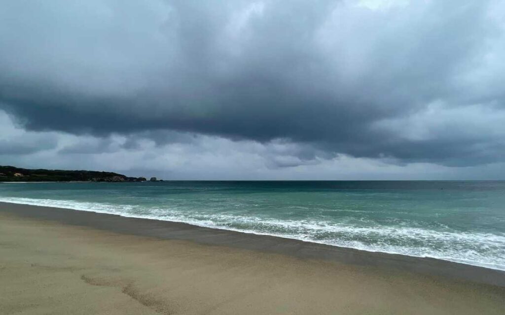 Huracán Agatha: cierran escuelas, comercios y playas en la costa oaxaqueña