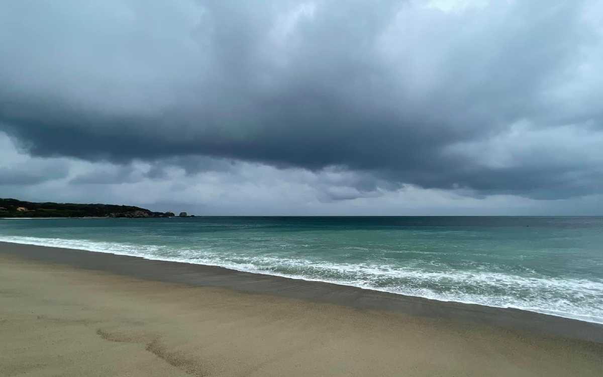 Huracán Agatha: cierran escuelas, comercios y playas en la costa oaxaqueña