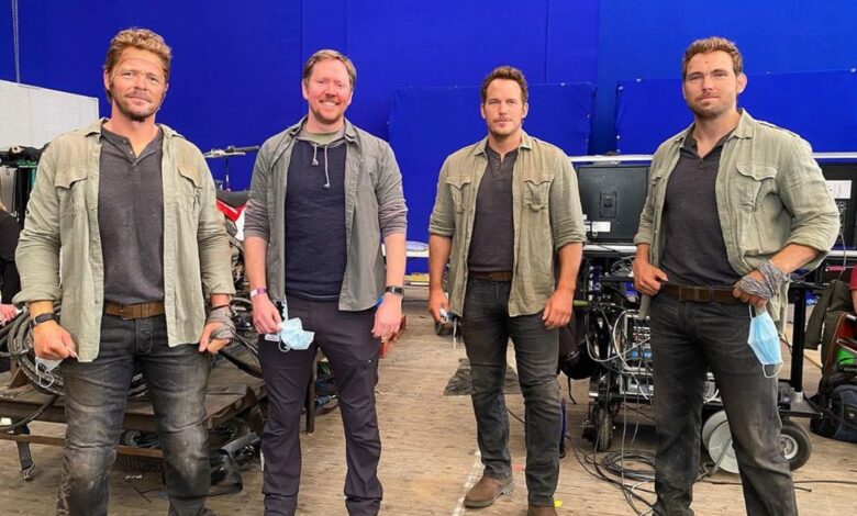 Imagen de Jurassic World Dominion BTS muestra a Chris Pratt con 3 dobles