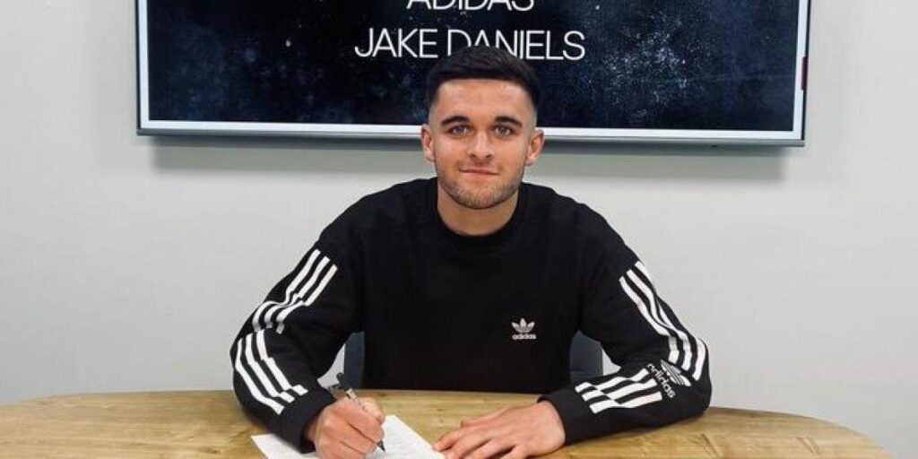 Jake Daniels, primer futbolista profesional en Inglaterra en declararse homosexual