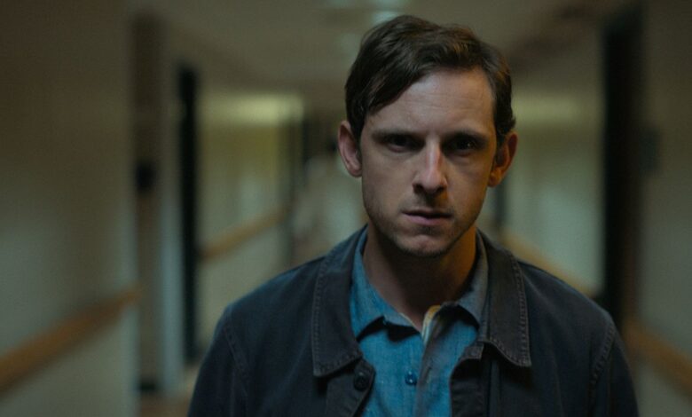 Jamie Bell busca a Elisabeth Moss en Shining Girls [EXCLUSIVE CLIP]