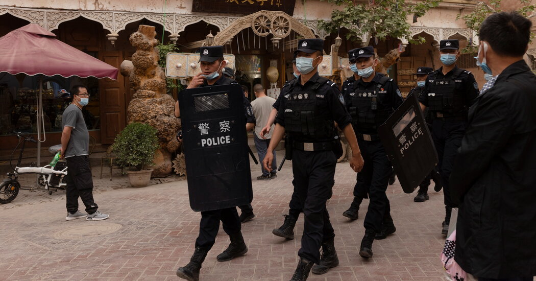 Jefe de derechos humanos de ONU modera críticas por fin de viaje a China