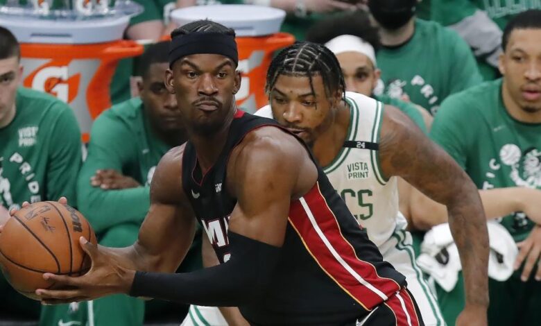 Jimmy Butler abandona el tercer partido con una lesión de rodilla