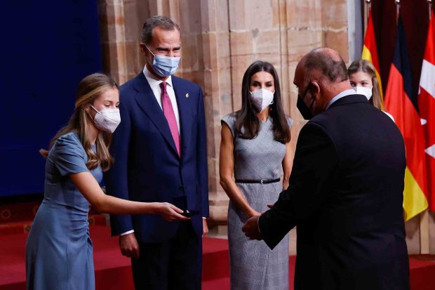 Los Reyes y sus hijas con el chef José Andrés / Gtres
