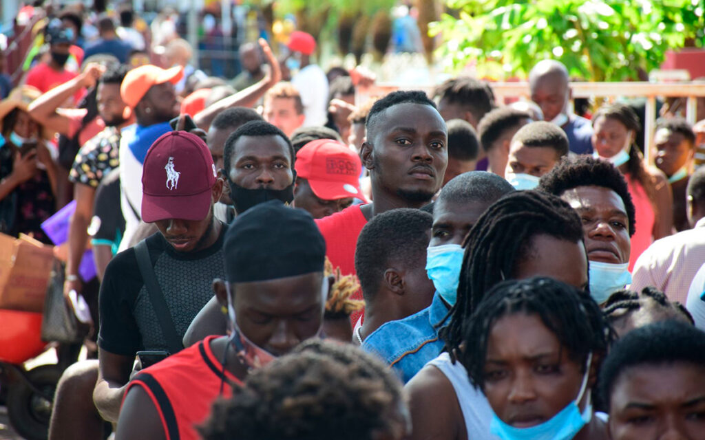 Juez de EU bloquea plan para levantar restricciones fronterizas por Covid-19 para los migrantes