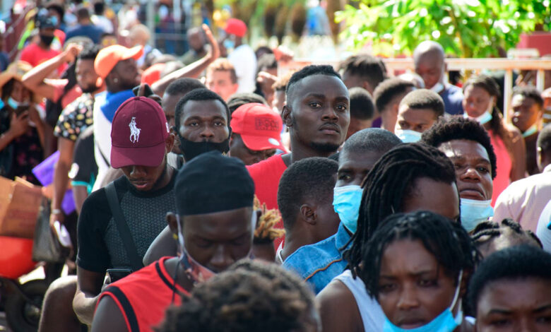 Juez de EU bloquea plan para levantar restricciones fronterizas por Covid-19 para los migrantes