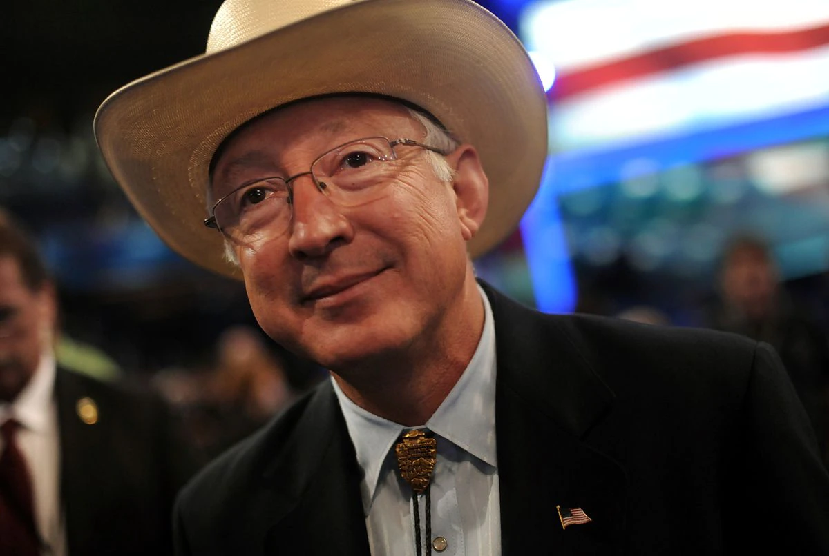 Ken Salazar, el embajador de las dos caras