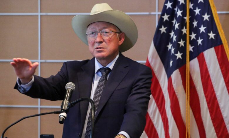 Ken Salazar ruega a líderes de Estados Unidos que tengan el valor de prohibir armas de asalto