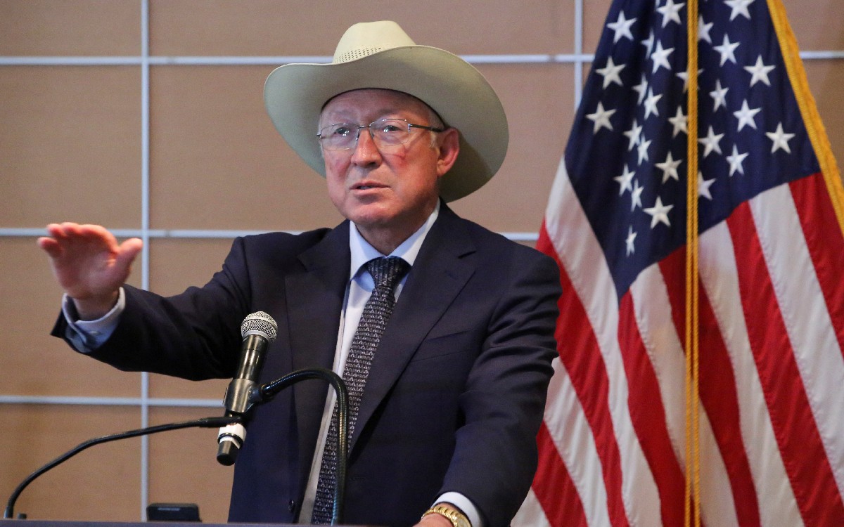 Ken Salazar ruega a líderes de Estados Unidos que tengan el valor de prohibir armas de asalto
