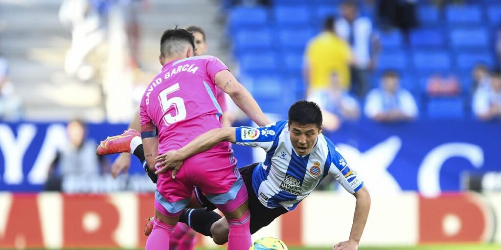 Kike Barja avanza a Osasuna y la grada reclama a RDT
