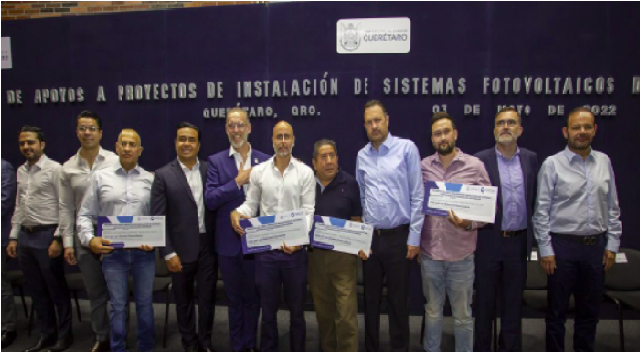 Kuri entrega apoyos para la instalación de paneles solares, a favor del sistema fotovoltaico