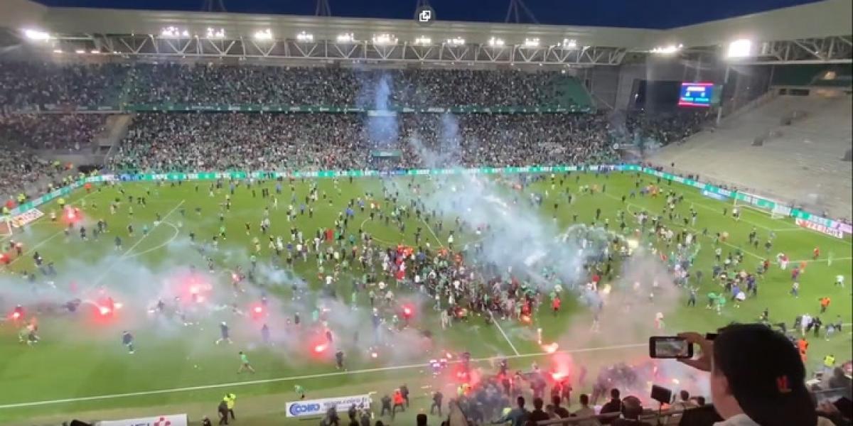 La afición del Saint-Étienne invade el campo y lanza bengalas al palco tras descender