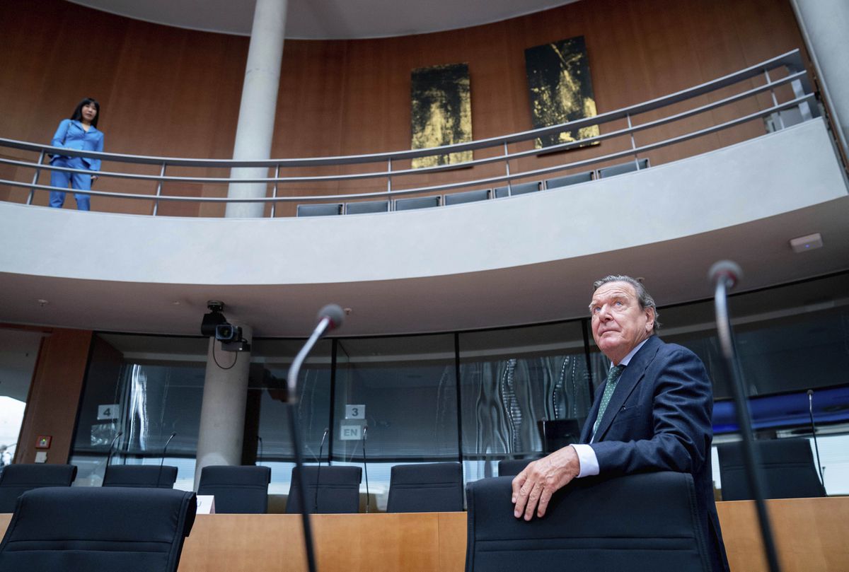 La caída en desgracia del excanciller Schröder continúa: el Gobierno alemán le quita los privilegios por sus vínculos con Putin