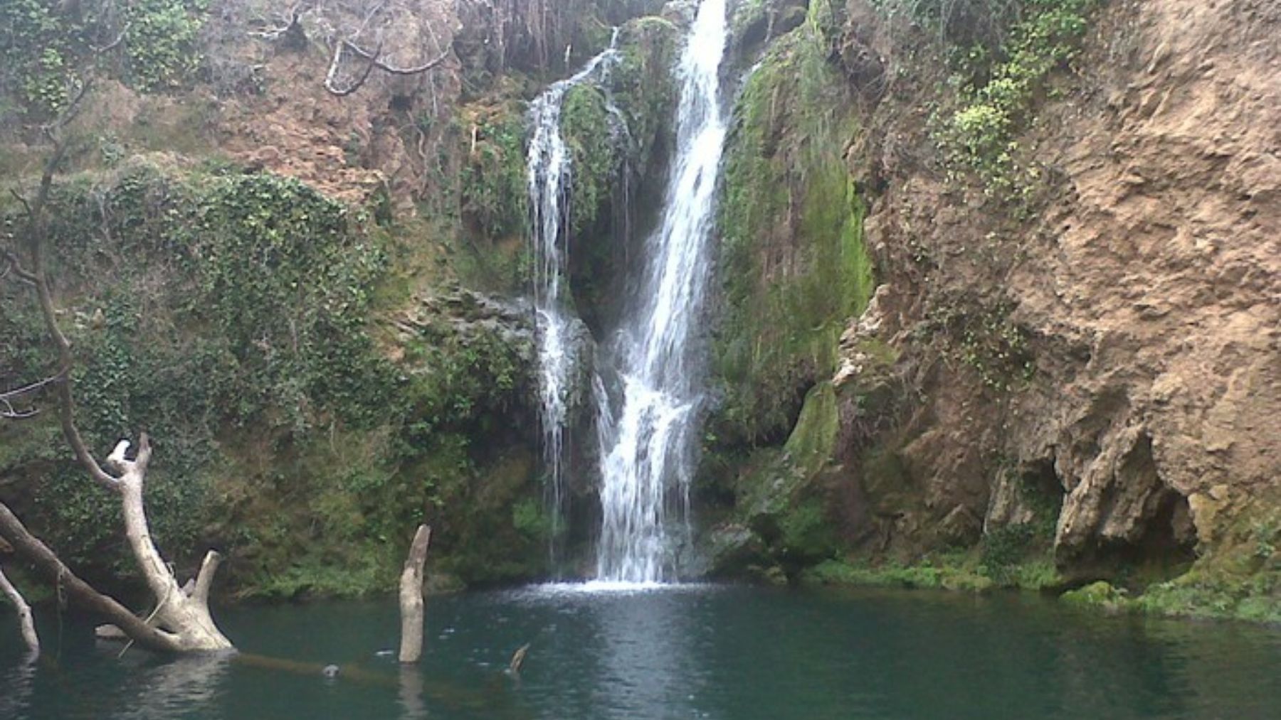 La cascada escondida en España con aguas cristalinas que te dejará de piedra