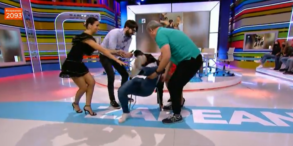 La cómica caída de Dani Mateo en pleno directo de 'Zapeando'