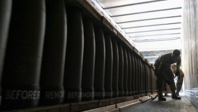 Unos hombres cargan este viernes un envío de armas para Ucrania en un base de Dover (Reino Unido), .