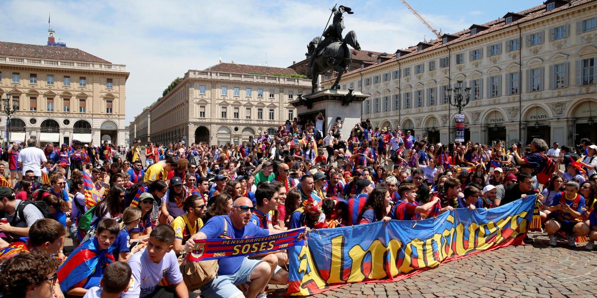 La marea azulgrana tiñe Turín