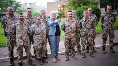 La ministra alemana de Defensa se enfrenta a las críticas de la oposición por llevar a su hijo en un helicóptero militar
