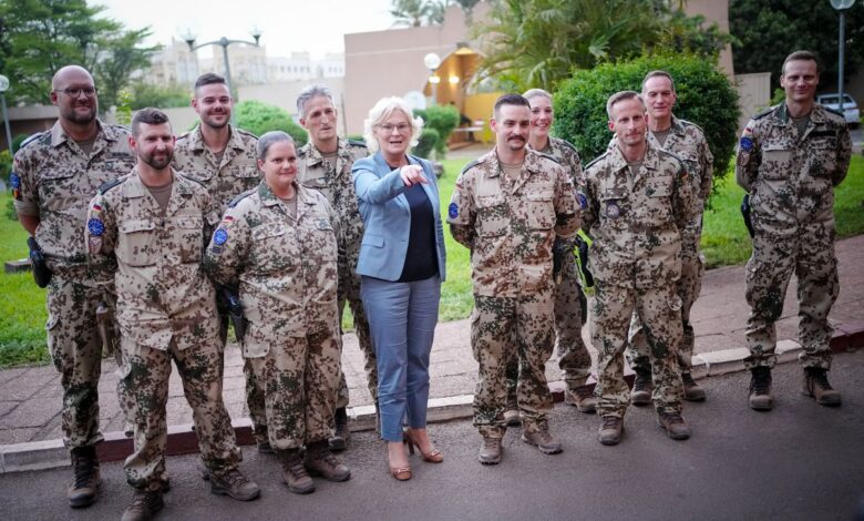 La ministra alemana de Defensa se enfrenta a las críticas de la oposición por llevar a su hijo en un helicóptero militar