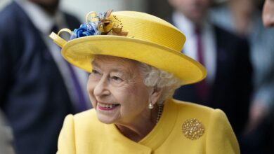 La reina Isabel II reaparece sonriente en el metro de Londres