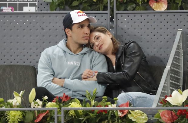 Andrea Duro y Alejandro Galán viendo tenis / Gtres