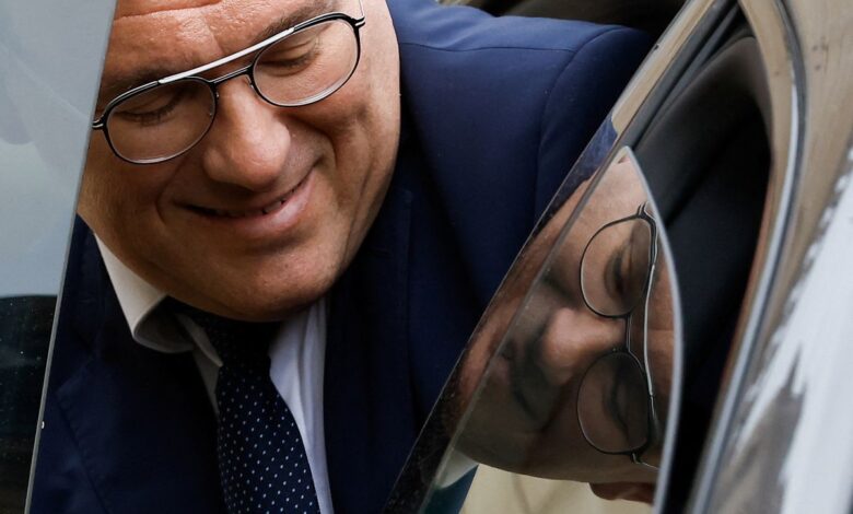 Las acusaciones por violación contra un ministro entorpecen el inicio del mandato de Macron