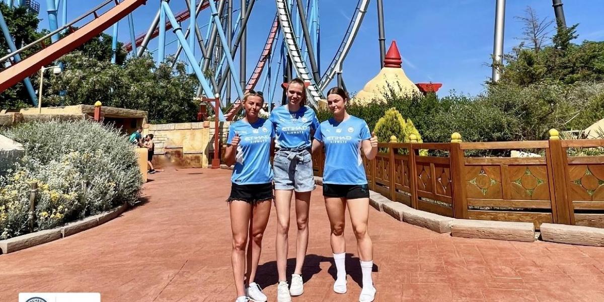 Las jugadoras del Manchester City disfrutan en PortAventura