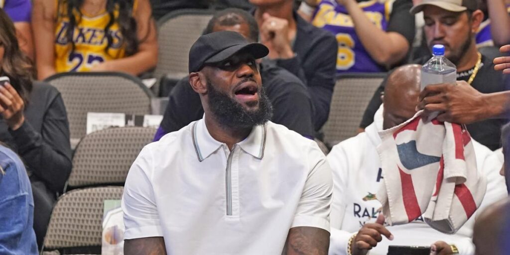 LeBron llama "cerebritos" a los periodistas que votan los premios en la NBA