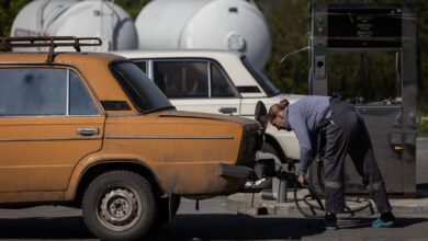 Los ataques rusos contra refinerías y depósitos dejan a Ucrania con escasez de combustible