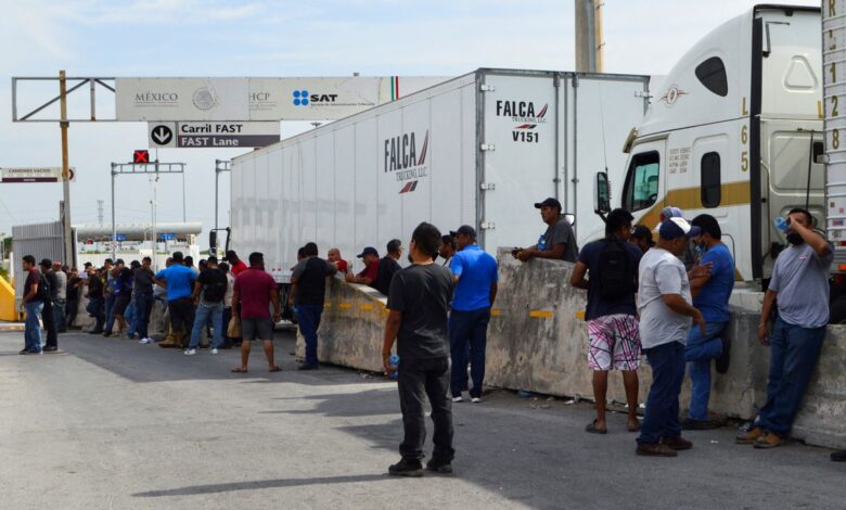 Los camioneros mexicanos bloquean uno de los principales pasos fronterizos con EE UU