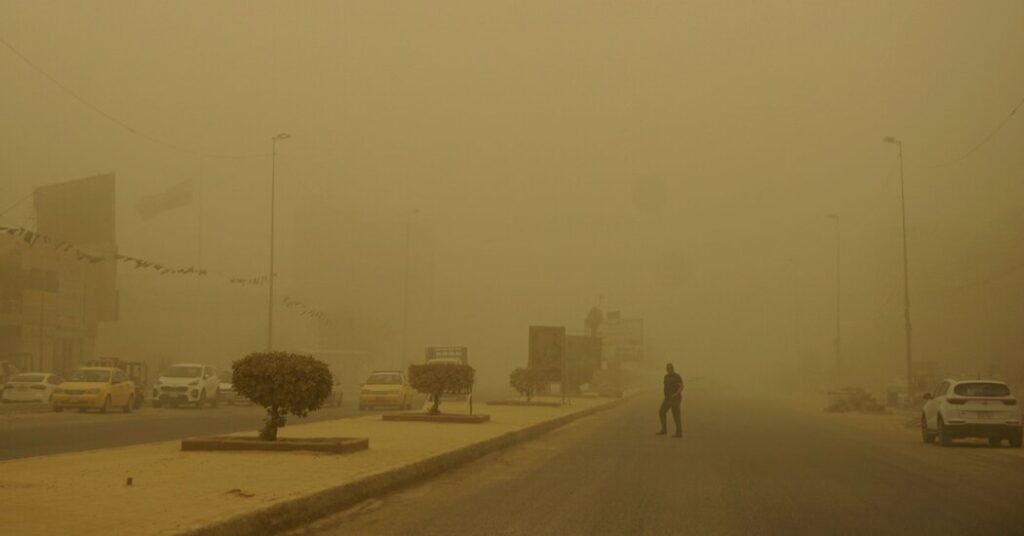 Los iraquíes se ahogan bajo una capa de polvo mientras las tormentas de arena arrasan el país
