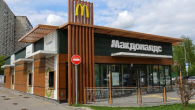 Los rusos hacen fila para comprar su último Big Mac ante salida de McDonald's