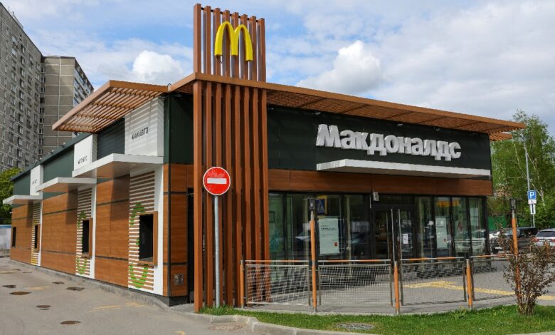 Los rusos hacen fila para comprar su último Big Mac ante salida de McDonald's