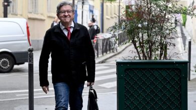 Los socialistas franceses firman un principio de acuerdo con Mélenchon que amenaza la frágil unidad del partido