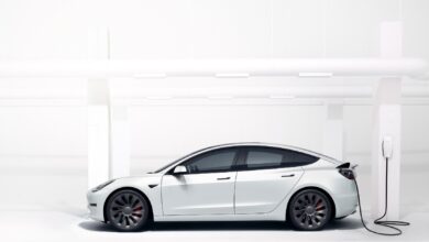 Los vehículos eléctricos de Tesla se retrasaron semanas debido a la falta de una pieza del puerto de carga