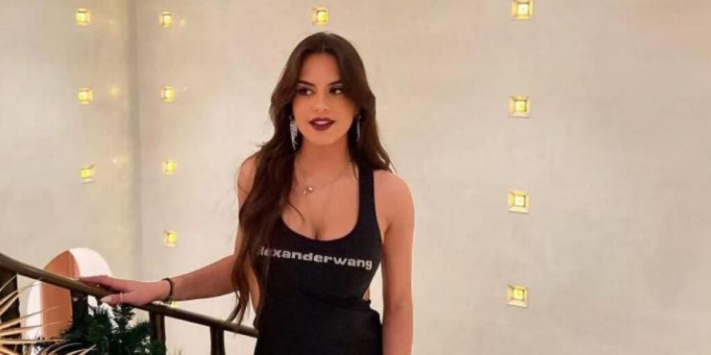 Maria Guardiola deslumbra en la noche londinense con un 'vestidazo' blanco