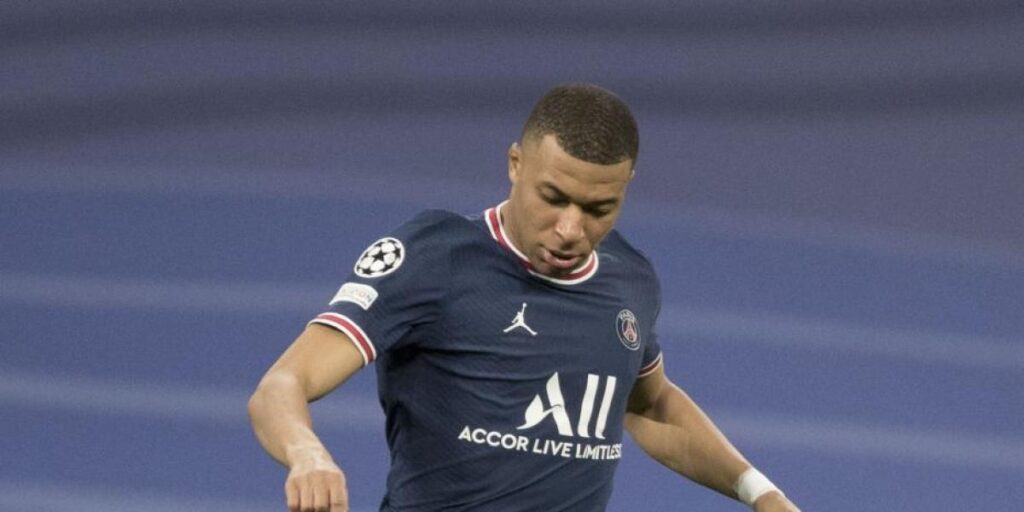Mbappé viste con la futura camiseta del PSG
