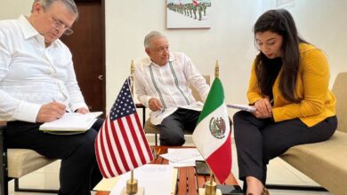 México denuncia la “extorsión” del gobernador republicano de Texas por los bloqueos en la frontera