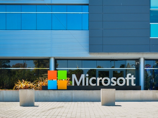 Microsoft afirma que sus nuevas herramientas hacen que los modelos de lenguaje sean más seguros de usar