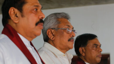 Mientras Sri Lanka se hunde en la ruina, la familia Rajapaksa huye